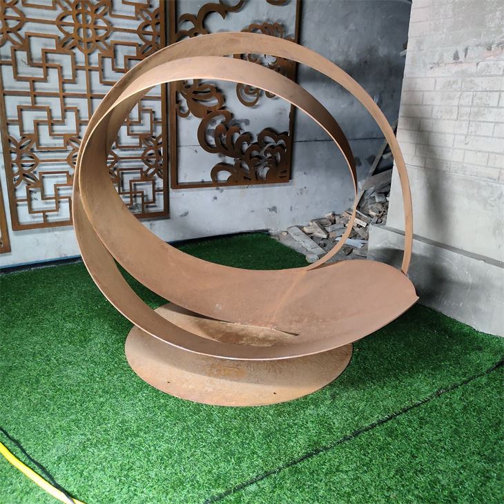 Escultura circular de acero corten al aire libre